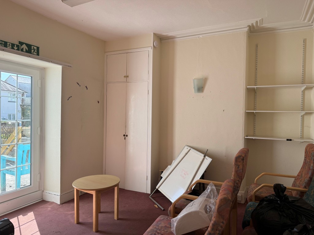 Lot: 129 - COMMERCIAL PROPERTY FOR UPDATING WITH PARKING AND OFFERING POTENTIAL - Ground floor meeting room